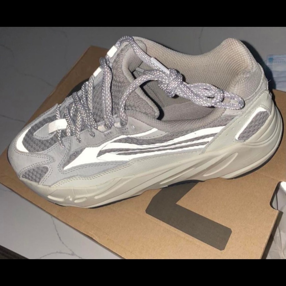 Adidas Yeezy 700 Barely worn. Great condition. Authentic. 7.5m 9w Runs…